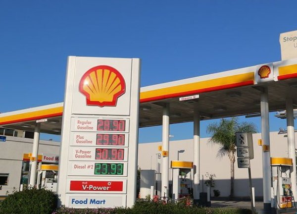 Грешният начин да спестите пари е да преминете към по-евтин нискооктанов бензин, дори когато такъв не се препоръчва от автомобилния производител. По същата причина не трябва да търсите невзрачна бензиностанция с най-ниски цени далеч от градовете и магистралите. Освен това, използването на по-скъп бензин (A-98 или A-100) при силна топлина може да предотврати детонация, която е вредна за двигателя. По-правилно е това да се нарича не допълнителни разходи за гориво, а отложени спестявания. По този начин удължавате живота на мотора и избягвате преждевременни скъпи ремонти.