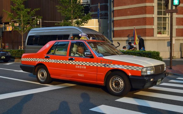 Този модел е създаден специално за такси, като шофьорите и клиентите харесват дизайна, идващ от 80-те години, а автомобилите са удобни и просторни. Но смяната е вече налице.
