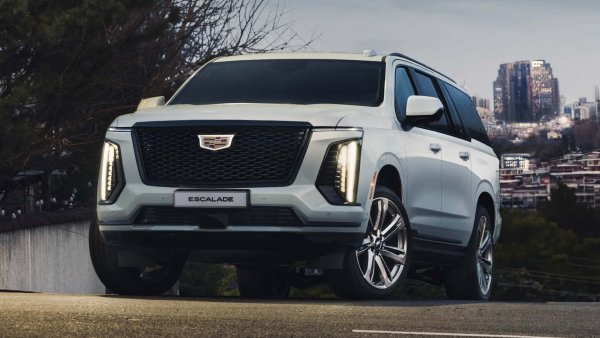 Масивният Escalade ESV е един от най-полезните семейни автомобили на пазара. Сега, това е предварително притежаван луксозен любимец. И докато използващите същата основа Chevrolet Suburban и GMC Yukon XL държат стойността си сравнително добре, Escalade може да се купи по-евтино, като за 5 години цената му пада с близо 57 000 долара.