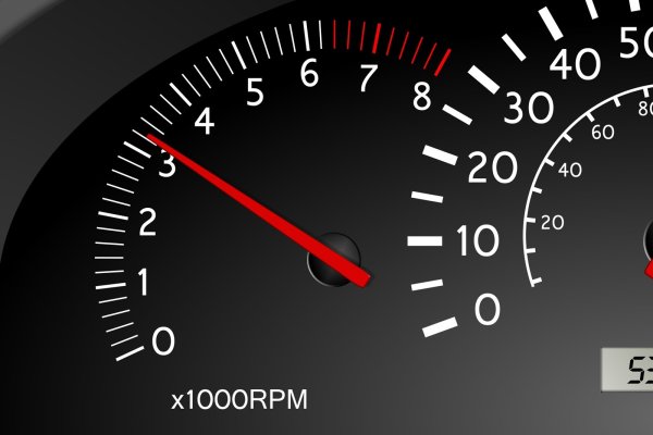 Колкото по-високи са оборотите, толкова по-бързо се загряват двигателят и салонът. При по-старите автомобили, за да се увеличи скоростта на загряване, имаше така наречения &bdquo;смукач&ldquo; - издърпвате дръжката и така може да накарате двигателя да се върти по-бързо. При модерен автомобил можете да натиснете педала на газта и да ускорите двигателя до 2000-2500 об/мин.