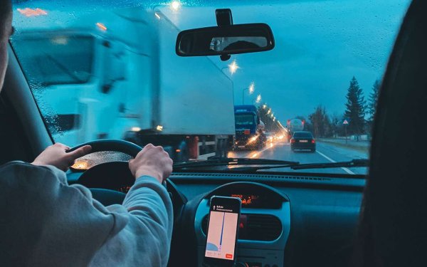 Двигателят ще загрее по-бързо при натоварване. Трябва обаче да знаете кога да спрете, за да не го претоварвате. Факт е, че маслото, което не се нагрява до работна температура, не е в състояние да осигури ефективно смазване. Започнете със загряване на празен ход и след това няколко минути се движете бавно с минимално натоварване.