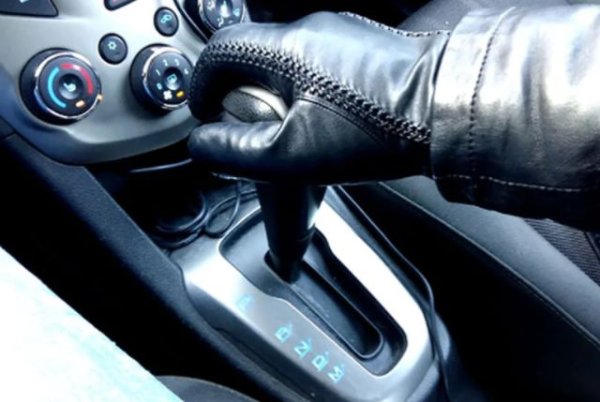 Ако имате автомобил с вариатор или автоматична скоростна кутия, можете да включите на режим D, като натиснете педала на спирачката. Това също ще ускори загряването на двигателя, тъй като ще осигури допълнително натоварване на системата.