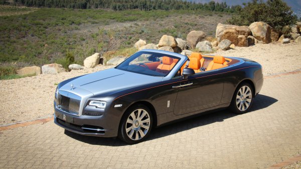 Във видеото към парчето I'm The One на Диджей Калед има три кабриолета Rolls-Royce Dawn и към 1,3 млрд. гледания. В I'm On One на Калед, Дрейк, Лил Уейн и Рос, пък участва друг модел на Rolls-Royce - луксозният Phantom Drophead Coup&eacute; от 2008 г.