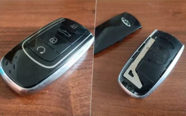 Питате как да активирате ключалката на задната врата, ако вместо лост в края на вратите има ключалка (или нещо подобно), но няма физически ключ. Тоест колата е оборудвана със система за влизане и стартиране на двигателя без ключ. Всъщност, ключ има, като той е скрит в самото дистанционно устройство. Това е направено, ако батерията се изтощи и трябва да влезете в автомобила. За да получите достъп до върха на ключа, е необходимо да щракнете декоративната капачка на тялото. 