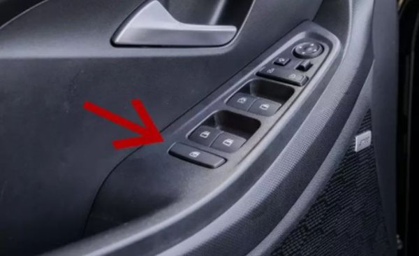 Функцияга е подобна на тази, която заключва задните врати. Мнозина са забелязали петия бутон, разположен близо до контрола за повдигане на прозореца на шофьорската врата. Възниква естествен въпрос: „Защо има четири прозореца и пет бутона?“ С помощта на петия бутон се включва блокирането на прозорците на пътническите врати. След натискане на този бутон само водачът може да управлява прозорците. 

При някои корейски автомобили натискането на този бутон заключва само прозорците на задните врати. Има пълно запушване и дори шофьорът не може да свали стъклата. 