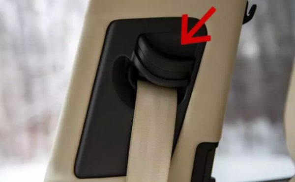 Функцията за регулиране на височината на предпазния колан се среща в много автомобили, но малко хора й обръщат внимание. Тя се управлява от мястото, на което е закрепен самия колан. За да преместите позицията му, трябва да натиснете ключалката. Ако водачът седи зад волана в правилна позиция, тогава коланът трябва да преминава през центъра на рамото. 