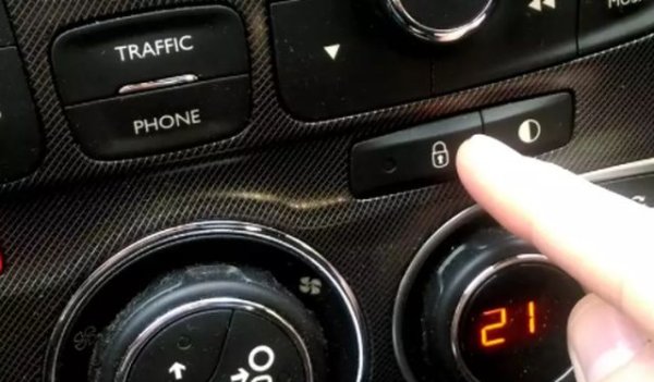 Ако сте закупили употребяван автомобил, имайте предвид, че предишният собственик може да е деактивирал функцията за централно заключване при стартиране на автомобила. За да активирате тази функция, натиснете бутона за заключване на вратата и го задръжте за няколко секунди - 10 секунди в зависимост от модела. Веднага след като чуете звуков сигнал, функцията ще бъде активирана. За да го деактивирате, направете същото. 

