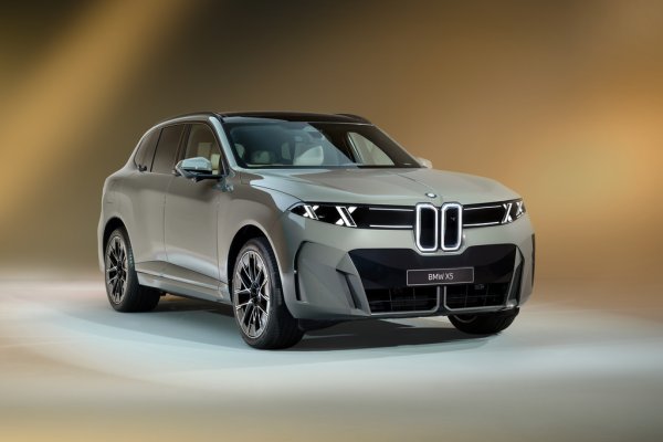 Електрическото iX5 ще се появи първо във версия 60 xDrive, с 578 коня, задвижване на четирите колела и 4.7 секунди за ускорение от 0 до 100 км/ч. 
И също с най-гигантската батерия, вграждана в европейски електромобил - с капацитет 140 киловатчаса. Новата 800-волтова архитектура позволява зареждане до 450 киловата, което ще е рекорд за BMW до момента. В същото време теглото не е чак толкова колосално, колкото предполага батерията - под 2.9 тона (2825 кг). Пробегът с едно зареждане ще е твърдо над 800 километра, твърдят от BMW. 
По-нататък ще има поне още две електрически версии. 
