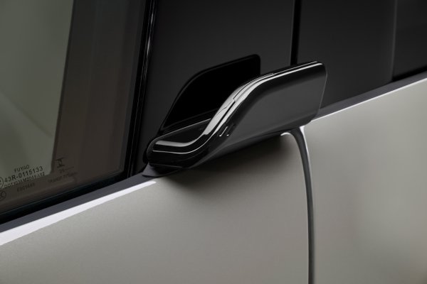 От BMW са изпреварили китайския регулатор и са премахнали вградените дръжки на вратите за сметка на eдни малко странни на вид ръкохватки под стъклото, които обаче имат много добър ефект от гледна точка на аеродинамиката. 
Х5 има автоматични врати, но за щастие баварците не са се подлъгали да ги направят управлявани с жестове, както е доста модерно в китай например - нещо, което изглежда много ефектно в Instagram, но всъщност доста смешно в истинския живот. 
Тук е необходимо доковасване - но нищо повече. 
