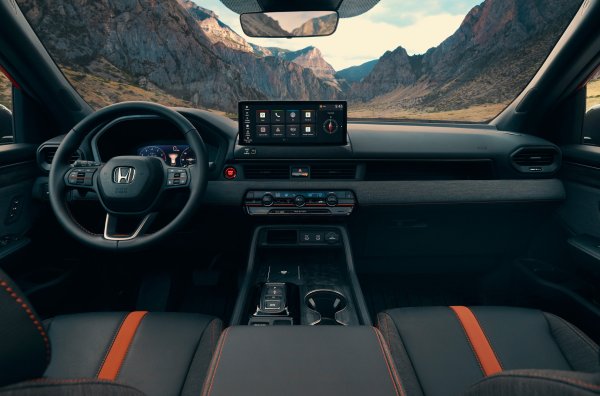 Комплектът камери TrailWatch ви дава възможност да виждате мъртвите точки около автомобила. Пътният просвет е 211 мм, ъгълът на отход е 23 градуса. 3,5-литровият V6 двигател развива 289 к.с. и 355 Нм и е комбиниран с 10-степенна автоматична трансмисия и второ поколение i-VTM4 задвижване на всички колела. Първите екземпляри ще бъдат при дилърите в САЩ в началото на 2025.
