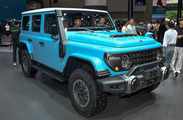 Специална версия на китайския SUV навлезе на местния пазар. Списъкът с иновации включва A/T гуми, шнорхел, електрическа лебедка и подсилени амортисьори. Сега автомобилът може да преодолее брод с дълбочина 910 мм (досега беше 850 мм). Пътният просвет се е увеличил от 235 на 256 мм, а ъглите на заход, отход и рампа са достигнали съответно 43, 39 и 28 градуса.
