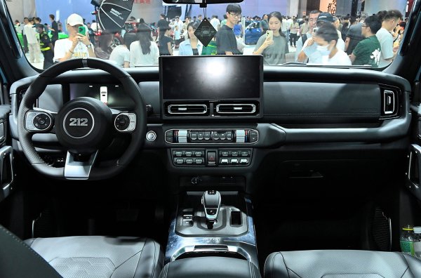 Интериорът не се различава от стандартната версия, чиито продажби започнаха в Китай през август. Технологията също не се е променила. Рамният всъдеход има твърди оси, надлъжно монтиран двигател и твърдо свързано задвижване на всички колела. Двулитровият турбо двигател (252 конски сили и 410 Нм) от Changan е комбиниран с осемстепенна автоматична скоростна кутия.
