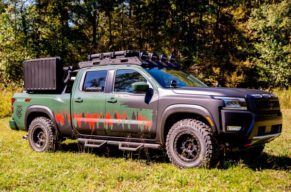 Японската компания създаде прототип за ваканции извън града - пикап се превръща в дом на колела. Направен е заедно с Music City Trucks и Nismo Off-Road на базата на модернизирания пика в модификация Pro-4X. Пътният просвет е увеличен, окачването е подобрено, монтирани са по-различни амортисьори и пружини. Има изпускателни тръби, разположени зад купето, покрит багажник, допълнителна оптика и джанти с диаметър 17 инча с възможност за добавяне на бедлок.
