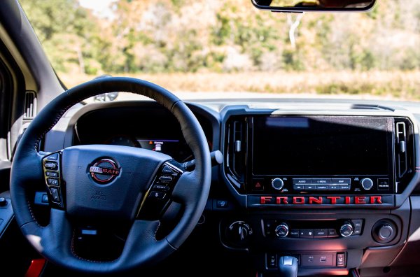 Товарният отсек е оборудвано с чифт 43-инчови монитори, акустика, скара и хладилник. Вторият ред е превърнат в решетка, даваща възможност да се оформи равен под. Под него са поставени литиево-йонна батерия, малък хладилник и комплект Starlink за интернет. Списъкът с оборудване включва още 180-ватов слънчев панел и кухненска част с мивка. Двигателят е 3,8-литров атмосферен V6, който развива 314 конски сили и 380 Нм, комбиниран с 9-степенна автоматична скоростна кутия и задвижване на четирите колела.
