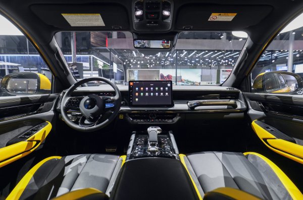 Рамният пикап с 2,4-литров двигател (мощност 186 конски сили, 480 Нм) се оказа с 11% по-достъпе от версията с трилитров бензинов V6 мотор (мощност 360 конски сили, 500 Нм). Скоростната кутия е деветстепенна автоматична. Задвижването е на всички колела, с демултипликатор BorgWarner и три блокировки.
