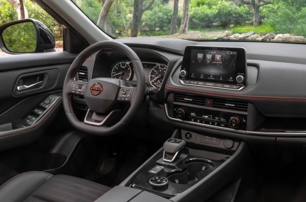 Двигателят е 1.5-литров VC-Turbo двигател с променливо съотношение на компресия, развиващ 204 конски сили и 305 Нм. Трансмисията е вариатор Xtronic, а задвижването е или на предните колела или на всички колела. Още в базовото си оборудване всъдеходът има двутръбни амортисьори, но само при версията Rock Creek те са пренастроени за офроуд.