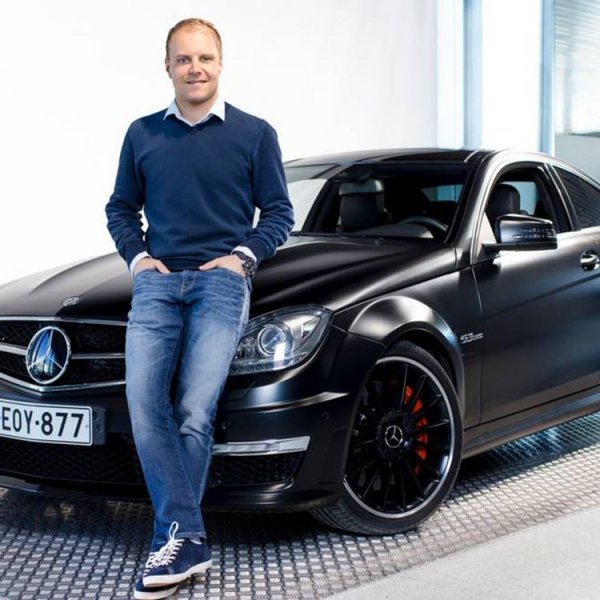 Освен че е пилот от на тима Mercedes-AMG, финландецът е и автомобилен механик, който е влюбен в автомобилите. Затова и не е трудно да се разбере избора му на личен автомобил. Това е Mercedes-AMG C63 със задно предаване и 6,2-литров V8 с 450 к.с. Тази кола вдига 250 км/ч, което е нещо напълно нормално за пилот от Формула 1, свикнал на доста по-големи натоварвания.