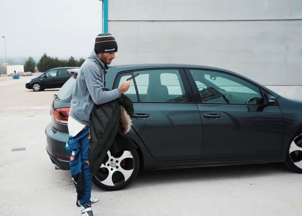 Испанецът е син на легендата в световния рали-шампион Карлос Сайнц, което би трябвало да означава, че винаги е имал на разположение невероятни автомобили. Затова и изборът на Volkswagen Golf е малко изненадващ. Карлос обаче е щастлив, защото си е купил колата с лични пари и не иска да се разделя с нея. Напоследък обаче не я кара, тъй като получи от тима си Ferrari служебно F90 Stradale, което със сигурност е по-приятно за управление.