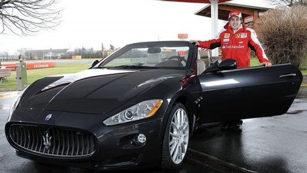 Двукратният световен шампион Фернандо Алонсо е един от ветераните във Формула 1. Той премина през няколко отбора, а сега кара за Alpine, откъдето му дадоха служебно A110. П реди това испанецът мина през Ferrari и McLaren, така че напълно очаквано се оборудва с италианска кола. Тя обаче не е Ferrari, а Maserati GranCabrio, което Фернандо си купи през 2011 година. Пилотът е впечатлен не само от 4,7-литровия V8 двигател, но и от голямото вътрешно пространство, предлагано от автомобила.