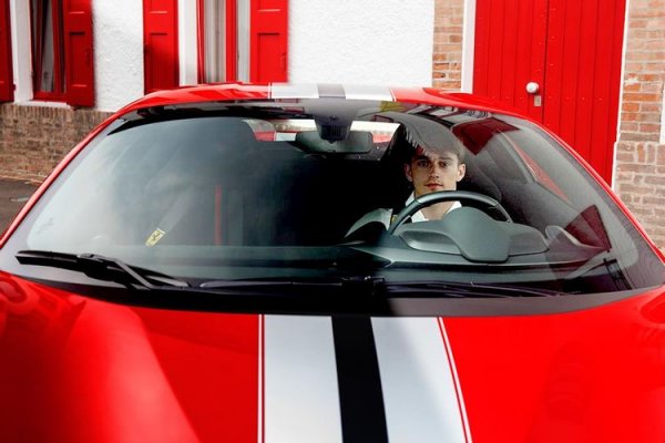 Шарл Льоклер - Ferrari 488 Pista Spider
Младият монегаск получи 488 Pista Spyder като подарък от Ferrari след първия си сезон за тима, който беше доста успешен за Шарл. Под капака на 488 Pista е 3,9-литров V8 с две турбини, които развива 710 к.с. Колата на Льоклер има и някои детайли &ndash; като бродирания на седалките подпис на пилота. Самият Шарл през тази година обаче кара предимно служебното F90 Stradale.