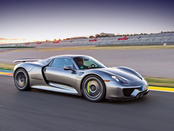Цена: от $ 920 000, ускорение от 0 до 100 км/ч за 2,6 сек. Porsche 918 Spyder е още един хибриден спринтьор, който стартира от място като ракета. И в същото време демонстрира невероятна икономичност - харчи едва 3,1 литра на 100 км. От този модел са произведени по-малко от 1000 бройки, всяка от които получи двигател с мощност от 887 конски сили при 8500 об/мин. Компанията обяви, че започва да разработва наследник на модела, който ще се появи през 2025 г. и ще бъде напълно електрически. Очаквайте ускорението да е още по-диво.