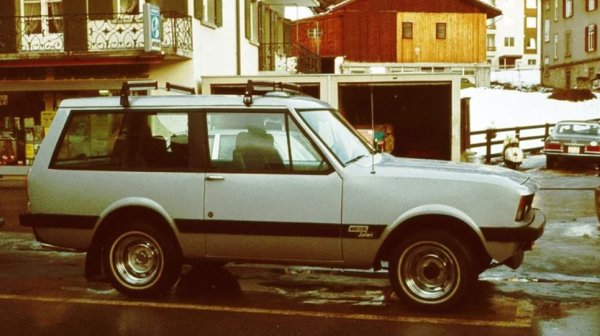 Въпреки че Monteverde Safari първоначално е представен в средата на 70-те години, производството продължава до 1982 г., така че го включваме като автомобил от това десетилетие. Отвън може да ви бъде простено да мислите, че това е обикновен SUV, но всъщност той е пионер в повече от един начин. Проектиран от швейцарския предприемач Петер Монтеверди, автомобилът е разработен така, че да предлага безпрецедентни нива на лукс за SUV, с интериор, декориран с вида на пищните материали, които бихте очаквали да намерите в най-добрите коли на Mercedes в тази епоха.

Идеята за луксозен SUV не е съвсем нова, тъй като Range Rover съществува от началото на 70-те години, но Safari е стъпка над всичко, което британската марка може да предложи. Пищният SUV на Monteverdi се оказва сравнително популярен, но това не е достатъчно за компанията да остане на повърхността, като компанията обявява фалит през 1984 г.
