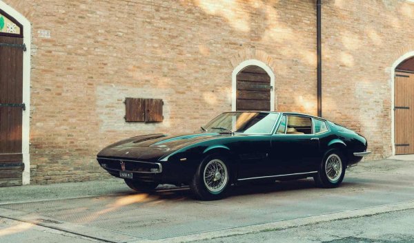 Това е шедьовърът, който засенчва дори Ferrari Daytona. Дизайнът на Джуджаро за Ghia съчетава агресия и грация в едно. Дългата предница с "акулска уста", ниският силует и устремената линия на покрива плавно преливат в извивките на задните калници. Ghibli бързо се превръща в любимец на петролните магнати и филмовите звезди, а неговият 4,7-литров V8 мотор с плътен ревящ звук и до днес носи прозвището "гласът на Месина".
