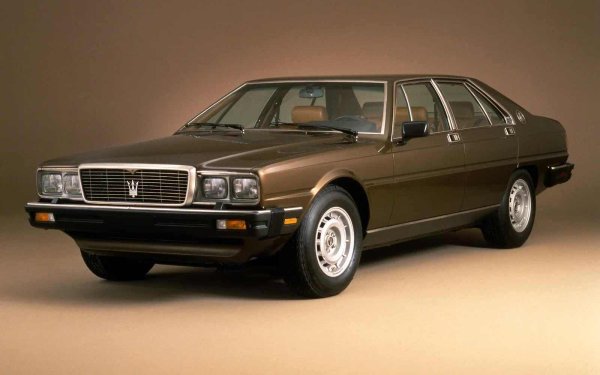 "Спортен костюм от Brioni. Така описват третото поколение на Quattroporte. Проектиран от Джуджаро за Italdesign, този седан съчетава по уникален начин елегантността на луксозна лимузина и динамиката на спортно купе. Моделът залага на строги и изчистени линии, емблематична за бранда радиаторна решетка с вертикални ребра и разкошен салон, оборудван с телефони и тапицерия от мек кадифен плат.
