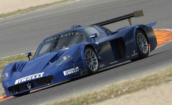 Роден, за да печели състезанията от клас GT, MC12 се превръща в символ на високите скорости. Дизайнът черпи вдъхновение директно от стелт самолетите и залага на изключително аеродинамични форми, огромно задно крило и двуцветно лаково покритие. Под капака работи брутален мотор с мощност 630 конски сили, заимстван от легендарното Ferrari Enzo. MC12 обаче не залага само на брутална динамика &ndash; неговата визия буквално хипнотизира.
