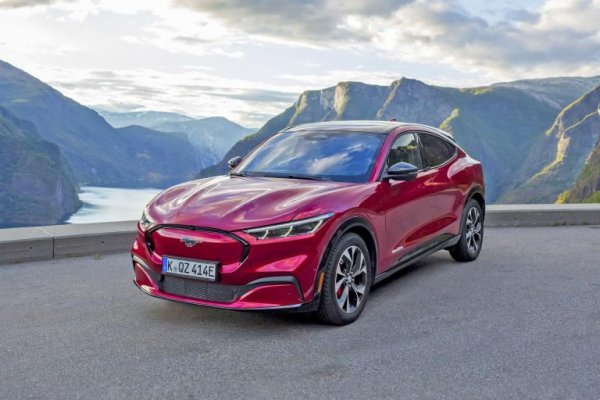 Електрическият кросоувър се отличава с това, че е приятно за шофиране и предлага бързо ускорение и пъргаво. Любопитното е, че моделът на Ford е предпочетен пред най-популярния електромобил не само в САЩ, но и почти по цял свят – Tesla Model.