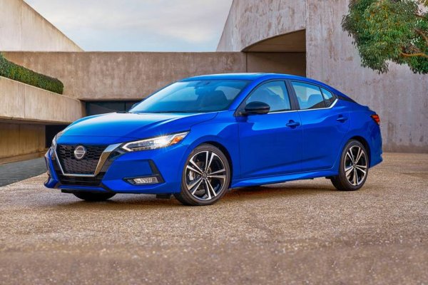 Този модел е определян като „седан с ниска цена и висока стойност, която се чувства по-премиум от конкуренти“. В стандартното оборудване на Sentra влиза комплексът от система за безопасност Safety Shield 360 на японската марка.