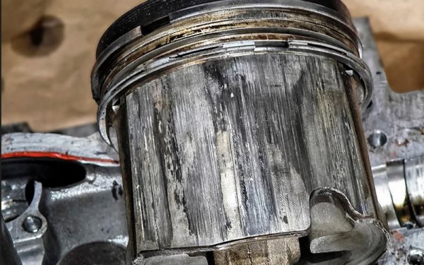 Не, разбира се. Случвали са се и в миналото - но обикновено само след неправилен ремонт, или при голямо претоварване на все още студен двигател. 
Днес честотата се е увеличила драстично. Една от причините е, че все по-често се използват бутала с много по-къси поли - за намаляване на триенето, за понижаване на теглото, а и, между нас казано, за икономия на материал. 
Буталото с къса пола обаче би се накланяло повече в цилиндъра, затова конструкторите намаляват монтажното разстояние между него и стените. 
Освен това по-малкото бутало предава по-малко топлина на цилиндровата стена, и съответно е по-склонно да прегрява. Неслучайно преди в алуминиевите буталата добавяха метални пластини, наричани автотермики - стоманата има по-нисък коефициент на топлинно разширение и подобни бутала по-добре запазват формата си, намалявайки надиранията. 
