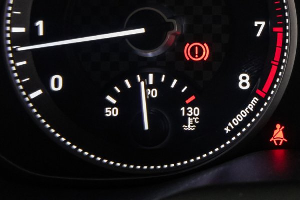 В модерните двигатели указателите за температурата често се настройват така, че показват "всичко е наред", даже когато работната температура вече е 105-110 градуса по Целзий. Шофьорът си кара безгрижно и не подозира, че още съвсем малко го дели от кипването на охладителната течност, нарушаването на охлаждането и неизбежните надирания. Немалко хора с познания по темата вече монтират допълнителни, външни датчици за контрол на температурата. 
