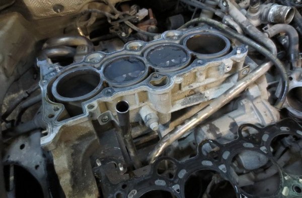 В модерните агрегати то може да настъпи най-често при три различни обстоятелства:
- при прегряване на двигателя, когато буталото се е разширило повече от предвиденото; 
- при голямо натоварване на студен двигател, когато буталото вече се е нагряло и разширило, но цилиндърът още не е успял; 
- при лошо смазване на двойката бутало - цилиндър. 
За образуването на надиране често спомагат и икономиите на производителя от дюзи, които да подават масло на дъното на буталото. Такава струйка масло може да отведе до половината топлина от буталото, понижавайки температурата му примерно с 20 градуса. Това намалява значително риска от надирания.
Разбира се, има и частни случаи - примерно надирания често се образуват при двигатели, които отдавна не са палени, при които масленият филм съвсем се е смил от стените на цилиндрите, а по тях може дори да се е образувала корозия. 
