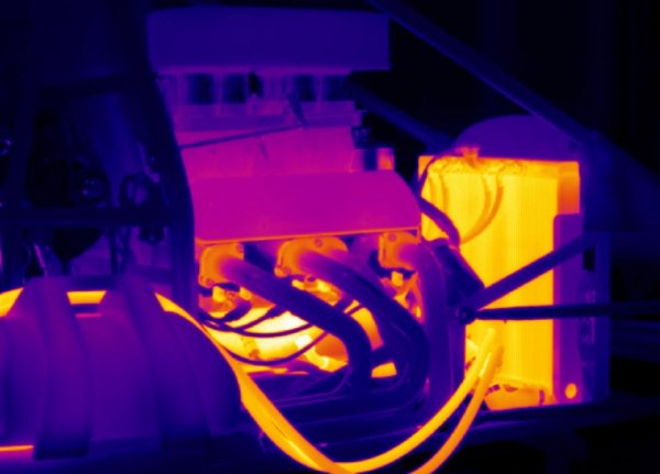 При студен старт оставяйте двигателя леко да загрее, преди да го подложите на натоварване. Напълно достатъчно е да го оставите да поработи минута преди потегляне, а след това да не давате пълна газ, докато не се постигне оптималната работна температура. 
