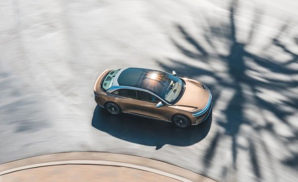 Lucid Air е една от малкото коли, които смело могат да си мерят числата с тези на Tesla Model S Plaid. Тестваната от C&D кола има 1111 конски сили максимална мощност (не е грешка - хиляда сто и единайсет), при тегло от 2350 кг и вътрешно пространство, по-голямо от това на Mercedes S-class. 
Ускорението от място по права линия е единственият показател, по който тази кола отстъпва на Tesla Model S Plaid. Но не с много. И освен това дава същите времена от 0 до 60 мили в час, каквито и струващите по половин милион долара и повече състезателни зверове Lamborghini Huracаn STO и McLaren 720S. 
