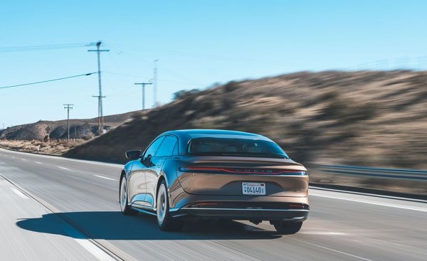 Специалната Lucid Air Dream Edition държи и актуалния рекорд за най-голям автономен пробег с едно зареждане (по стандартите на американската ЕРА) - 837 километра. Нито една версия на нито една Tesla не се доближава до това. 
Тестваната от C&D кола е най-мощната, затова нейният максимален пробег е "едва" 726 км (с 21-цолови джанти; ако се задоволите с 19 цола, пробегът е 760 км). Но дори и това надминава Tesla Model S (651 км).
