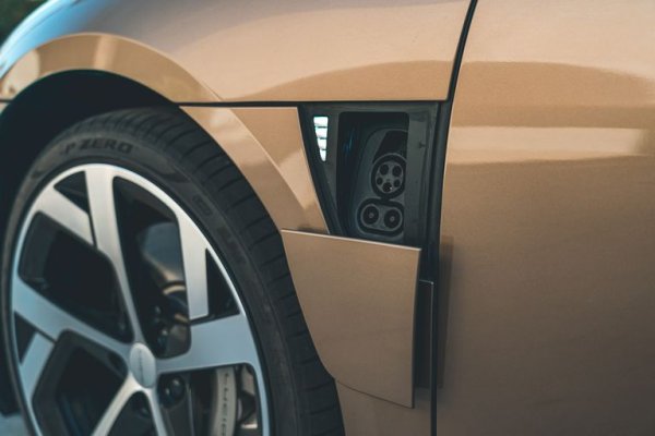 В тестовете на C&D, Lucid Air започва да чупи рекорди от старта. При зареждането от 10% до 90% батерията отчита пиков заряд от 297 киловата. Всъщност зареждането от 10 до 20% отнема едва три минути. А средният показател за целия цикъл на зареждане е 135 кВт - с над 10 кВт над Model S Plaid. 
И това напук на настояванията на Lucid, че това не е спортна кола. Тайната е в конструкцията с два електромотора в задната ос, в допълнение към единичния отпред. На теория максималната мощност може да достигне 2000 коня - стига само да се намери батерия, която да осигури такова захранване. 
