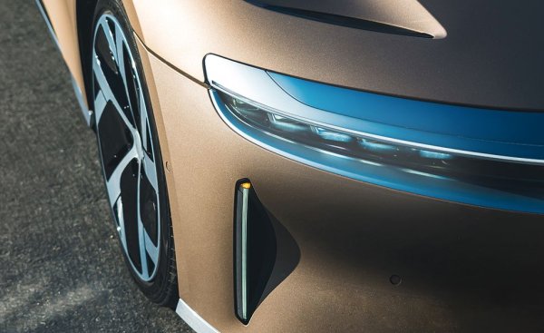 Шефът на Lucid по аеродинамиката е Жан-Шарл Моне - същият човек, който навремето отговаряше за шампионския болид на Себастият Фетел във Формула 1. Намаляването на съпротивлението е ключово за един електромобил и Моне е направил тук истински чудеса. Двойните канали по външния ръб на капака отвеждат струята нагоре и над колата. Батерията под колата е оформена така, че да насочва въздуха отдолу право към дифузьора. Когато е нужно максимално охлаждане, въздухът се засилва през патентованите предни въздухозаборници в двойни вихри, които се разпределят равномерно върху радиатора. 
Коефициентът на въздушно съпротивление е едва 0.20. Lucid Air се нуждае от 12 до 25% по-малко енергия от Tesla Model S, за да поддържа магистрална скорост. 
