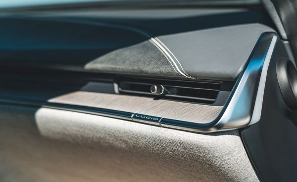 Това е областта, в която Tesla често е критикувана дори от феновете си. Хората, свикнали с европейските или японски премиум модели, трудно се адаптират към спартанската подредба и нетодам педантичното качество на сглобката при американския електромобил. 
При Lucid Air нещата изглеждат различно. Подходът е минималистичен, но качеството на материалите и естетиката са на друго ниво. Тестовата кола е с интериор Santa Monica, предлаган само за най-мощния модел и вдъхновен от ранните утрини в едноименното градче в Южна Калифорния. 
