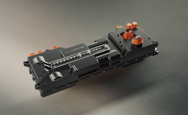 Lucid нарича своето вградено зарядно устройство Wunderbox, защото то е способно да пренасочва променлив ток до 19.2 киловата към друг електромобил, или дори към дома ви. Това е доста повече от тавана на новия Ford F-150 Lightning, който може да отдава до 9.6 киловата. За да се овладее такъв поток, агрегатът си има собствена охлаждаща система. 
За сравнение, дневното потребление на една фамилна къща в развитите страни е около 8.5-10 киловатчаса. 
