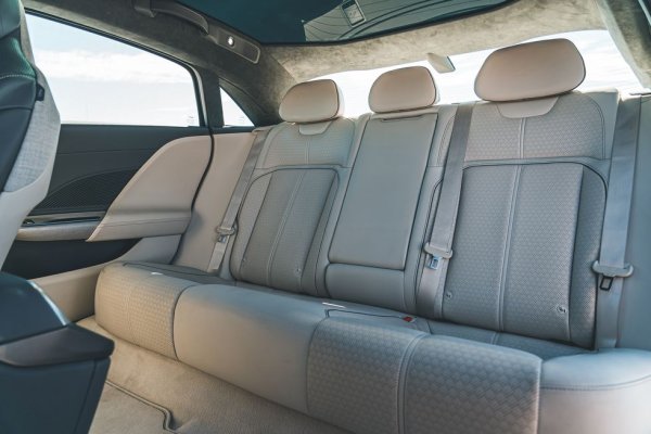 Air идва на пазара в пет различни версии. Освен тестваната върхова Air Dream Edition Performance (1111 коня, AWD, 118 квтч батерия и цена 170,500 долара), останалите са:
- Air Pure - 480 конски сили, задно предаване, 88 квтч батерия, 650 км обхват, цена - 78,900 долара
- Air Touring - 620 конски сили, AWD, 88 квтч батерия, 78,900 долара
- Air Grand Touring - 800 конски сили, AWD, 112 квтч батерия, 830 км обхват, цена -  140,500 долара
- Air Dream Edition Range: 933 конски сили, AWD, 118 квтч батерия, 837 км обхват, цена - 170,500 долара




