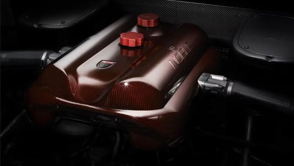 Допълнително за шофирането допринася шестстепенната ръчна скоростна кутия, която предава мощността към задните колела. Резултатът е шофиране, което ще накара дори космите на ръцете ви да настръхнат. 