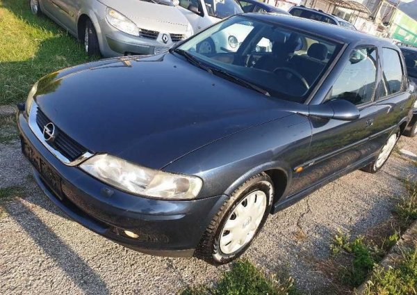 Произведен през 2001, с 1.6-литров бензинов двигател и ръчни скорости. Обявен пробег - 202 800 км. Има климатроник.
