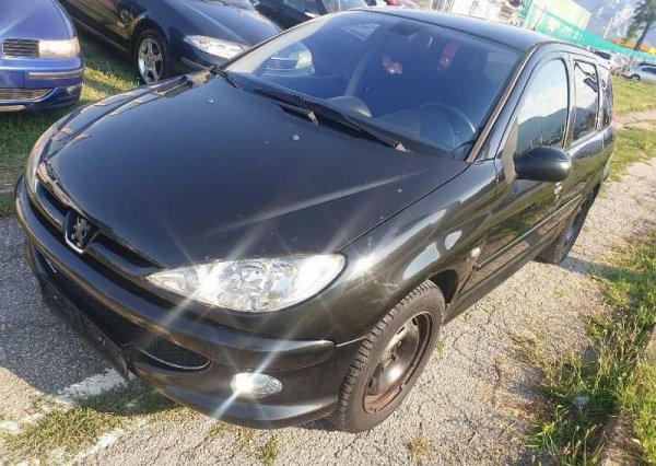 Дизелово 206 с мощност 90 конски сили и ръчни скорости. Пробегът според продавача е 206 590 км. Има климатроник. 
