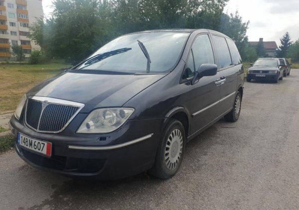 Произведена през 2004 година и с пробег от 156 689 км. Скоростната кутия е ръчна, а двигателят - дизелов, но продавачът не е посочил обем. Вероятно става дума за двулитровия common rail от Peugeot с мощност 109 коня. 
