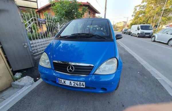 Произведена през 2002, с бензинов двигател с мощност 60 конски сили и ръчни скорости. Пробегът е 225 000 км. Ясни следи от ръжда по праговете. 
