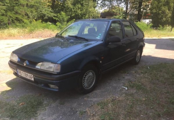 Произведена през април 1994 година, с бензинов мотор с мощност 90 коня и ръчни скорости. Пробегът според продавача е 141 000 км - необикновено малко за 26-годишен автомобил. 
