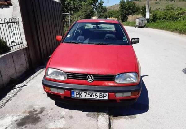 Произведен през 1993 година, с 1.8-литров бензинов мотор с мощност 90 коня, и с добавена газова уредба. Посоченият пробег от 100 000 км е явно просто за да фигурира нещо в графата. 
