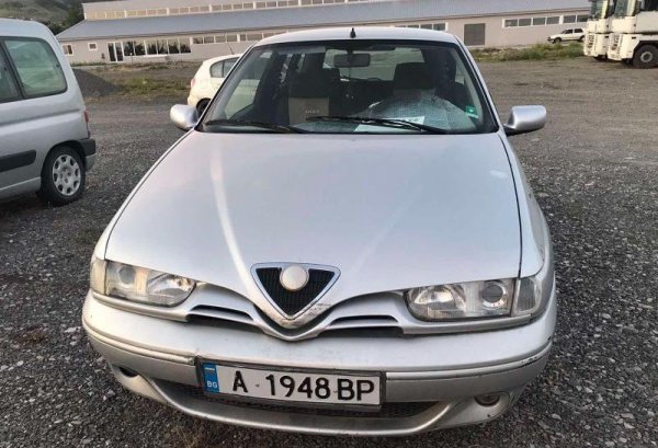 Тази Алфа е от 2001 година, с бензинов Twin Spark двигател със 125 коня - или поне толкова е бил преди добавянето на газова уредба. Обявеният пробег е 250 000 км. Има климатик. 
